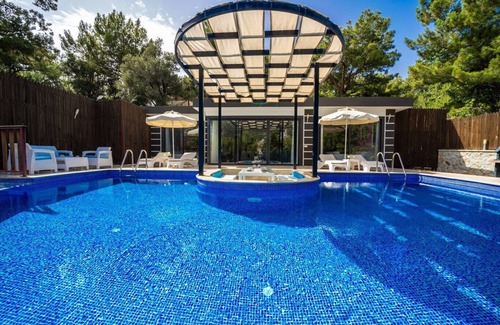 Islamlar Villa | Secluded Two Bedroom Honeymoon Villa with Large Semi-circular Pool and Jacuzzi