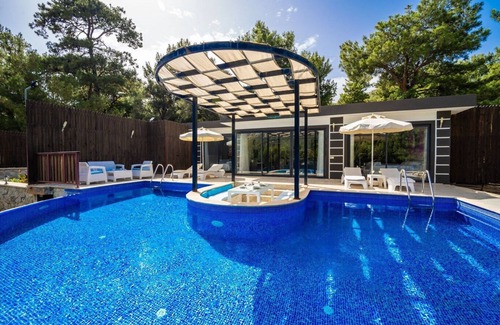 Islamlar Villa | Secluded Two Bedroom Honeymoon Villa with Large Semi-circular Pool and Jacuzzi