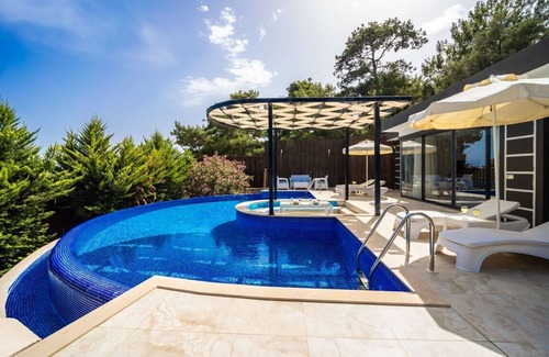Islamlar Villa | Secluded Two Bedroom Honeymoon Villa with Large Semi-circular Pool and Jacuzzi