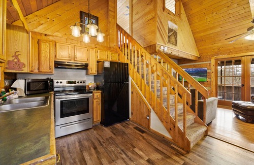 Gatlinburg - Pigeon Forge Cabin | Secluded, Yet Convenient to All Attractions!