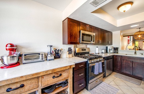 Palm Springs Apartment | Second-floor condo with gorgeous view, pool, hot tub & tennis - 2 dogs OK