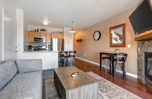 Park City Condo | Second-floor condo with mountain & lake views, pool, hot tubs, gym & fireplace