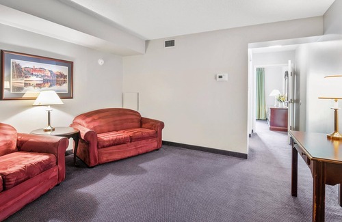 North East Hotel | Second Floor East Standard Suite
