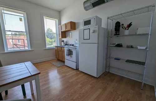 Benton Park West Apartment | Second Floor King Bed w/Off-Street Parking Near SSM/Children's Hospital