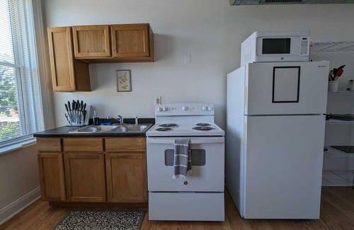 Benton Park West Apartment | Second Floor King Bed w/Off-Street Parking Near SSM/Children's Hospital