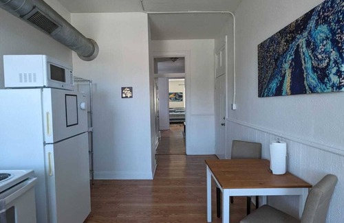 Benton Park West Apartment | Second Floor King Bed w/Off-Street Parking Near SSM/Children's Hospital