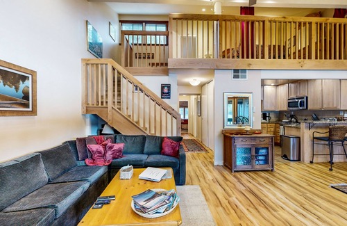 Truckee Condo | Second-floor lakefront condo with scenic views & easy access to town & slopes