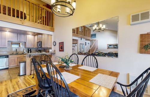 Truckee Condo | Second-floor lakefront condo with scenic views & easy access to town & slopes