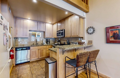 Truckee Condo | Second-floor lakefront condo with scenic views & easy access to town & slopes