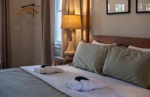 Thomas Square House | Secret Garden Studio w/Hot Tub: Near Forsyth Park