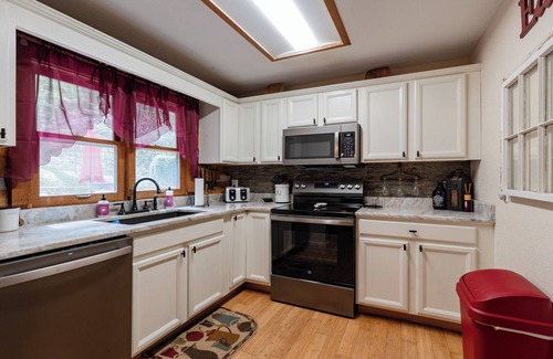Bryson City Cabin | See Fall Colors! Minutes to SMNP/GSM Railroad/Hiking/Ziplining, Firepit, Hot Tub