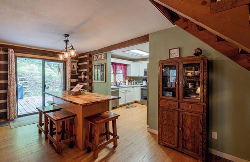 Bryson City Cabin | See Fall Colors! Minutes to SMNP/GSM Railroad/Hiking/Ziplining, Firepit, Hot Tub