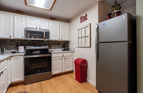 Bryson City Cabin | See Fall Colors! Minutes to SMNP/GSM Railroad/Hiking/Ziplining, Firepit, Hot Tub