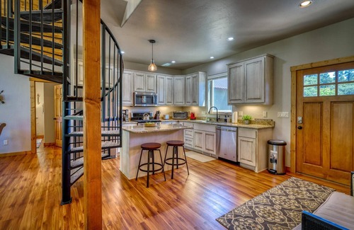 Pagosa Highlands House | See Fall's Changing Colors! Touch of Green: Pet-Friendly, Hot Tub, Garage, Views of Hatcher Lake