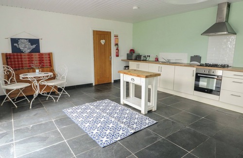 Ty Croes Cottage | SEIRIOL SHEPHERDS HUT, pet friendly, with open fire in Rhosneigr