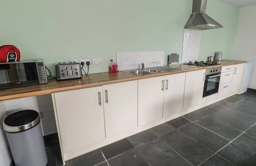 Ty Croes Cottage | SEIRIOL SHEPHERDS HUT, pet friendly, with open fire in Rhosneigr