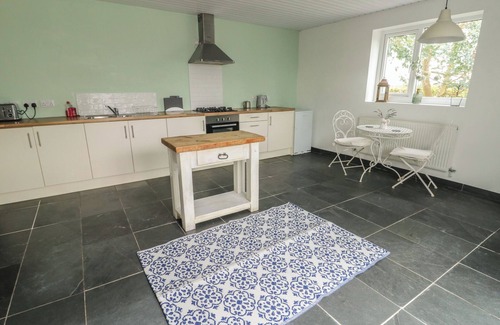 Ty Croes Cottage | SEIRIOL SHEPHERDS HUT, pet friendly, with open fire in Rhosneigr