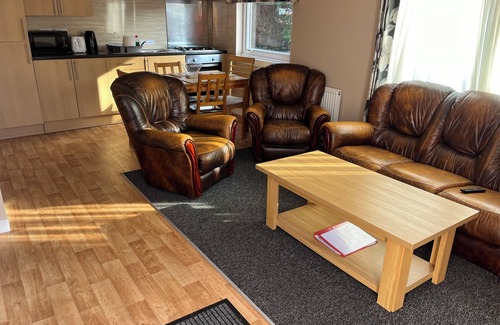 Stepps Ski Chalet | Self-catering accommodation 5 miles from Glasgow city centre, short/long term!