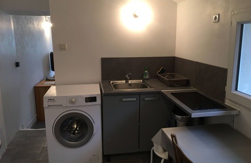 Arzon Apartment | Self-contained studio, sunny courtyard, close to beaches and shops
