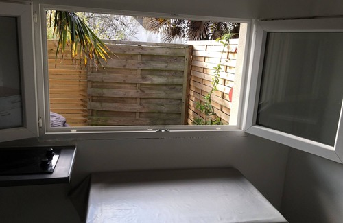 Arzon Apartment | Self-contained studio, sunny courtyard, close to beaches and shops