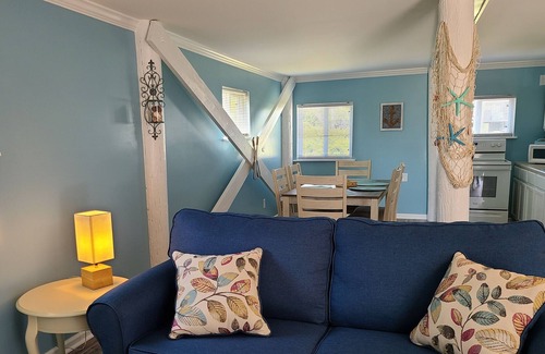 Emerald Isle Cottage | "Self Sea-esta" Beautiful Cottage 2nd row to ocean in Emerald Isle