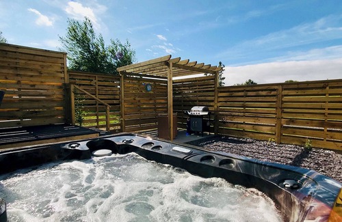 Llansantffraed Ski Chalet | Semi-detached deluxe lodge offering the perfect romantic retreat.