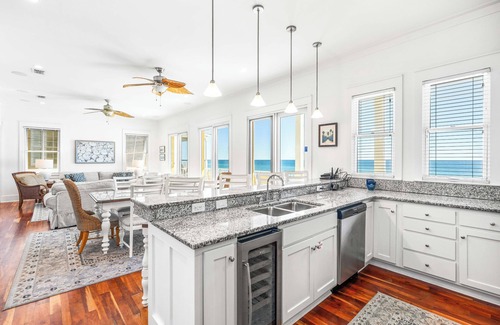 Delos House | Sept-Oct Reduced!*On Beach*Pool Access*Elevator!