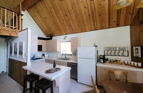 Long Barn House | SEPTEMBER AT Cabin House is DIVINE! 5 STARS, 5 MIN TO PINECREST LAKE! Book NOW!