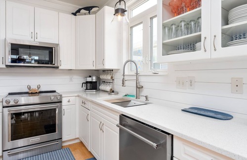 Kure Beach House | September + October Weekly Discounts! ! 5 Minute Walk to the Beach! Dog Friendly