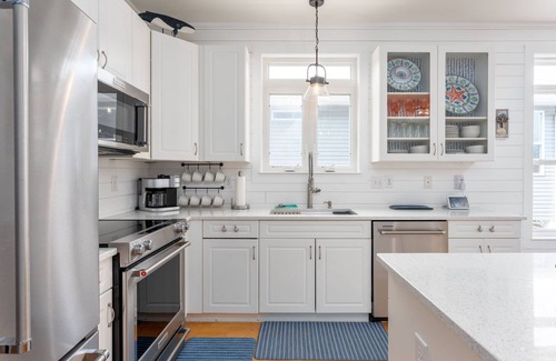 Kure Beach House | September + October Weekly Discounts! ! 5 Minute Walk to the Beach! Dog Friendly