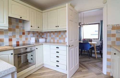 Amlwch House | SER A MOR (STARS AND SEA), pet friendly, with open fire in Amlwch