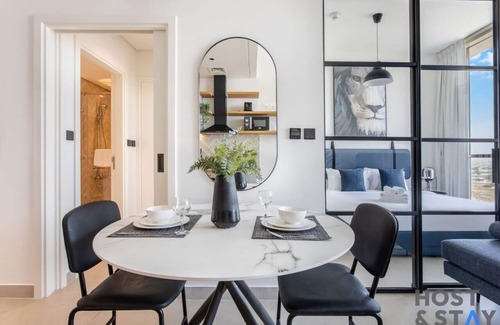 Dubai Apartment | Serene 1BR Getaway In Collective