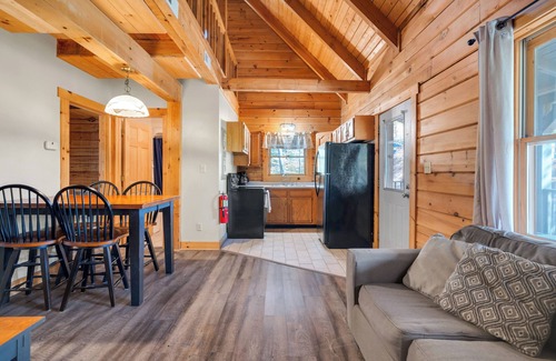 Jamestown Cabin | Serene 3 Bed Log Cabin at Jamestown Marina, Tucked Away in a Wooded Area #303