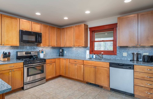 Ludlow House | Serene 4-BR Retreat 11-min to Okemo