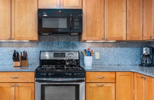 Ludlow House | Serene 4-BR Retreat 11-min to Okemo