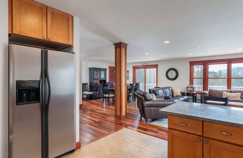 Ludlow House | Serene 4-BR Retreat 11-min to Okemo