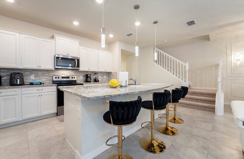 Davenport House | Serene 5-bedroom townhome with Pool near Disney