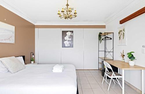 Liverpool House | Serene and Spacious King Room in Liverpool - Quiet Yet Central - Shared Bathroom
