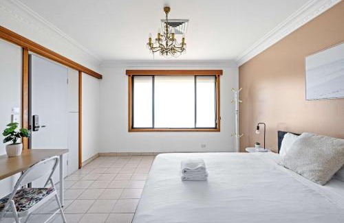 Liverpool House | Serene and Spacious King Room in Liverpool - Quiet Yet Central - Shared Bathroom