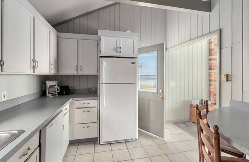 Southold House | Serene bay front home with a private beach, deck, board games, & washer/dryer
