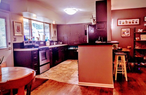 Springfield House | Serene & Comfy, BIG Fenced Yard