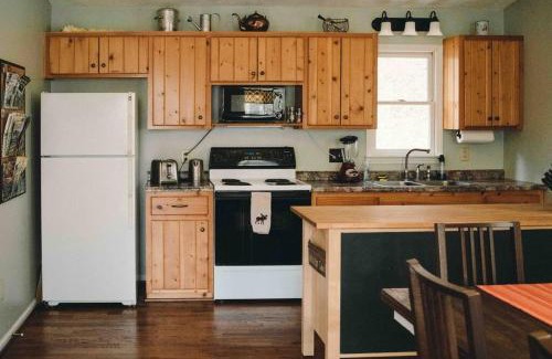 Fleetwood House | Serene & Cozy - Peaceful View - Fireplace - Creek