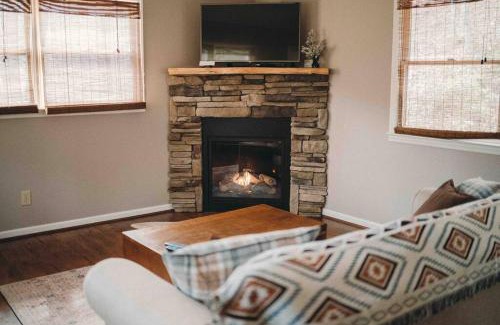 Fleetwood House | Serene & Cozy - Peaceful View - Fireplace - Creek