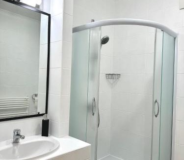 Ferencvaros Apartment | Serene Garden View Suite