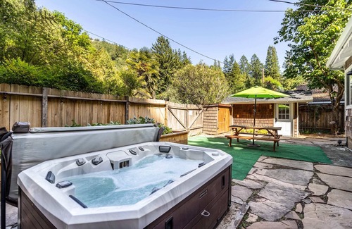 Guerneville House | Serene Getaway | Hot Tub, BBQ, Family & Couples