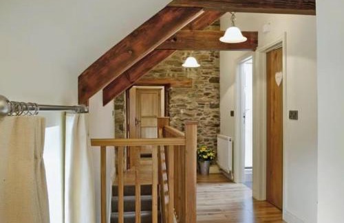 Tregaron House | Serene Golygfar Cottage Retreat in Ystrad Meurig