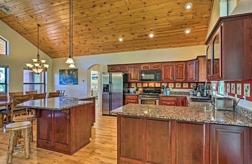 Pinetop-Lakeside Cabin | Serene Lakeside Cabin w/Decks + Edler Lake Views!
