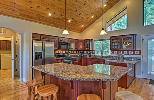 Pinetop-Lakeside Cabin | Serene Lakeside Cabin w/Decks + Edler Lake Views!