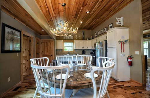 Chalet Village North Cabin | SERENE Luxury Cabin! BREATHTAKING Views! Huge Deck! Fire pit! Hot Tub! Near town