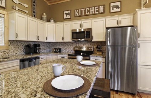 Chalet Village North Cabin | SERENE Luxury Cabin! BREATHTAKING Views! Huge Deck! Fire pit! Hot Tub! Near town